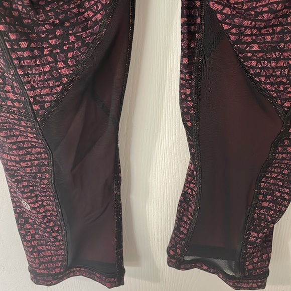 Lululemon Outrun 17" Crop Like New Leggings in the Plum / Black Pattern Size 6 - Picture 5 of 8
